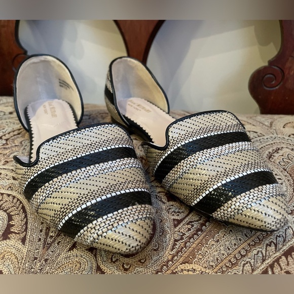 Isaac Mizrahi Black and Cream Flats - Picture 2 of 6